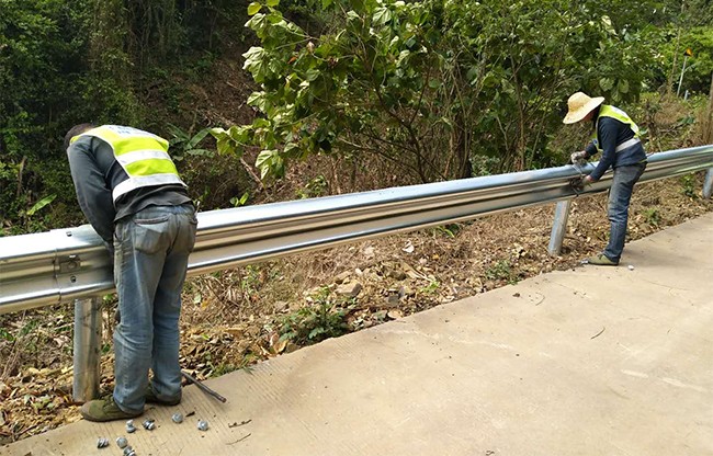 鹤壁高速公路护栏的定期维护与保养
