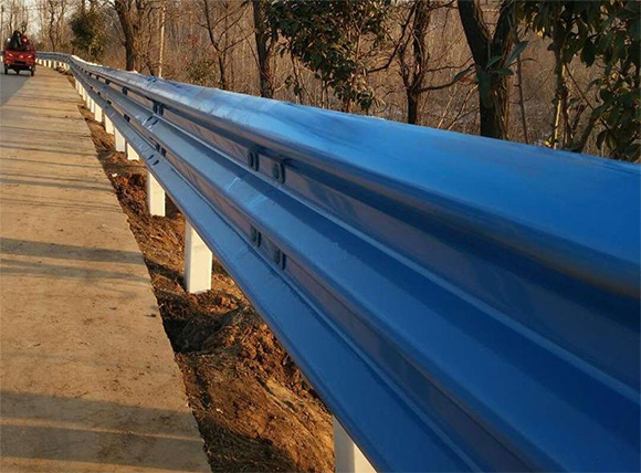 鹤壁公路波形护栏板的优点